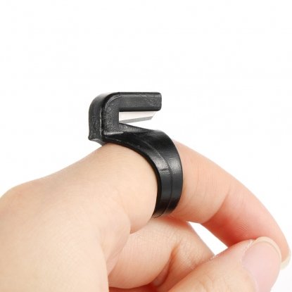 Кольцо с обрезчиком ниток (черный)